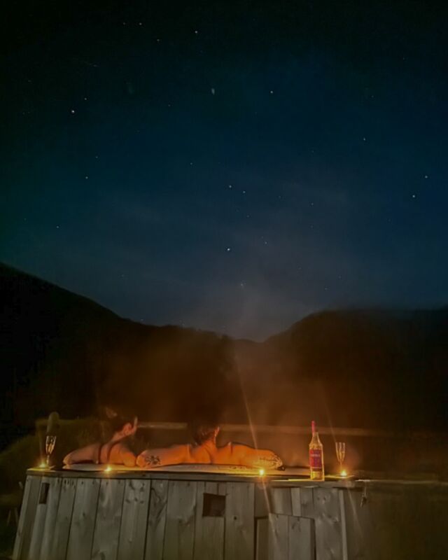 Experimenta la magia de la noche bajo las estrellas 🫧✨ 

¿Listos para una aventura inolvidable? 
.
.
.

#lalagunasomiedo #apartamentosrurales #turismorural #escapada #somiedo #jacuzzi #desconexion #naturaleza #bajolasestrellas #slowlife #cabañas #escapadaromantica #asturias #asturiasparaisonatural #nieve #otoño